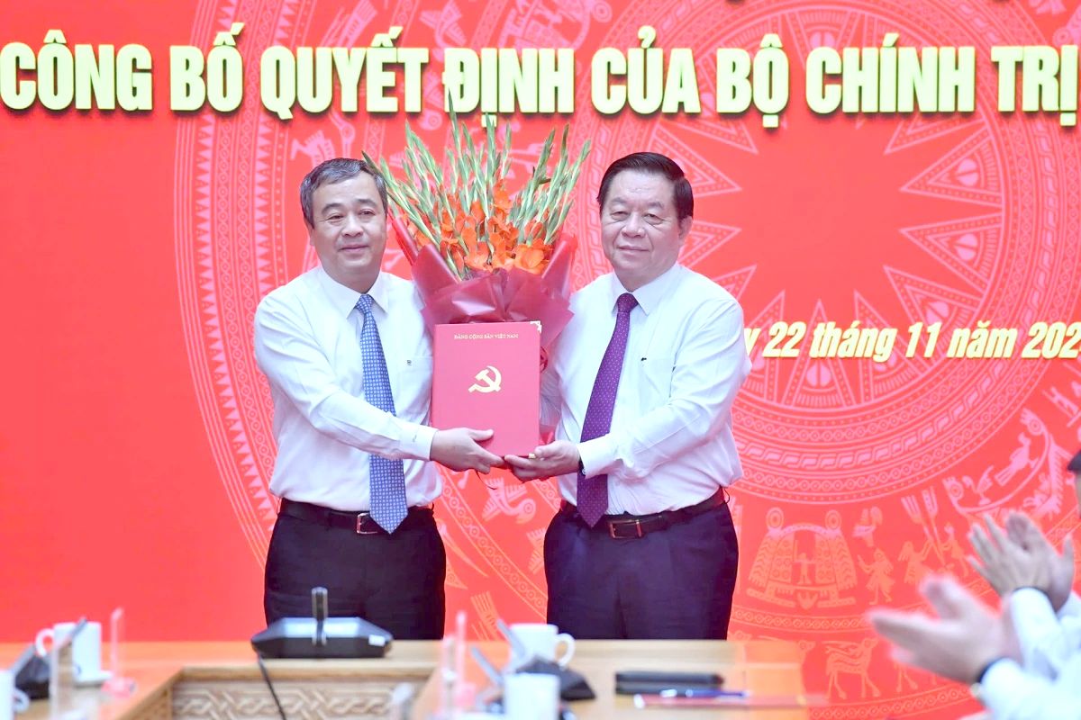 Head of the Central Propaganda Department Nguyen Trong Nghia, on behalf of the Politburo, presented the decision and flowers to congratulate Mr. Ngo Dong Hai. Photo: T.Vuong