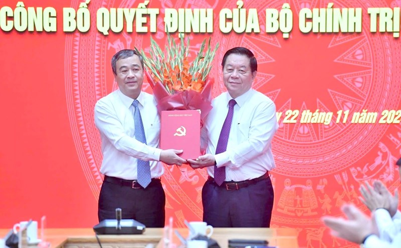 Head of the Central Propaganda Department Nguyen Trong Nghia, on behalf of the Politburo, presented the decision and flowers to congratulate Mr. Ngo Dong Hai. Photo: T.Vuong