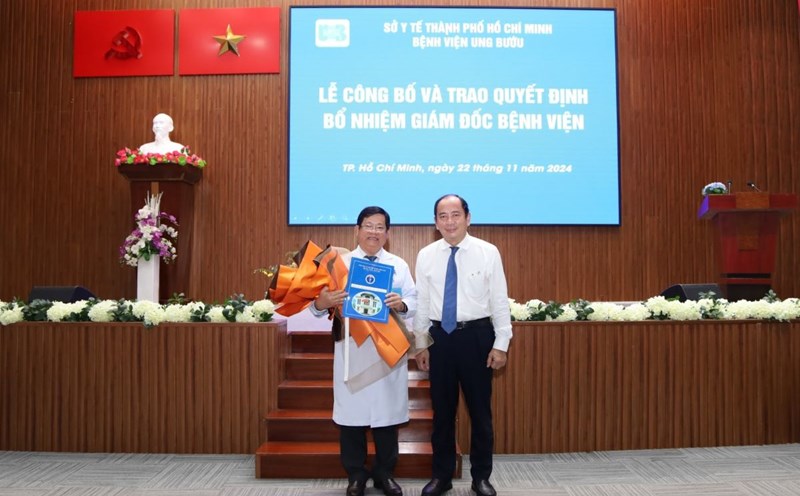 The ceremony to announce and hand over the decision to appoint Dr. Diep Bao Tuan as Director of Ho Chi Minh City Oncology Hospital took place on the afternoon of November 22. Photo: Provided by the hospital