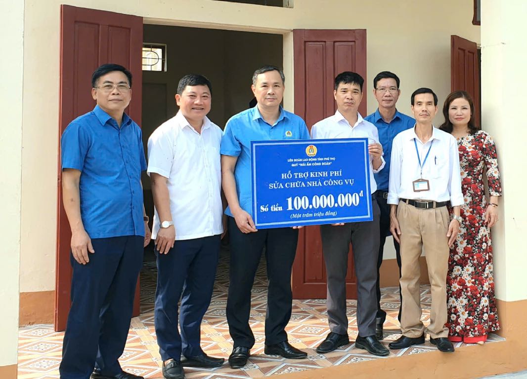 ​The Phu Tho Provincial Federation of Labor donated 100 million VND to support Phuong Vy 1 Primary School in repairing its official residence. Photo: Thanh Thuy - Hoang Tuan