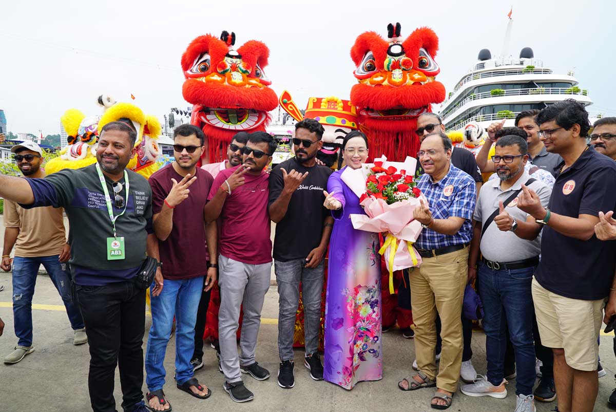 Ms. Nguyen Huyen Anh - Director of Quang Ninh Province Department of Tourism - welcomed and presented flowers to the Indian tourist group at Ha Long International Passenger Port. Photo: Doan Hung