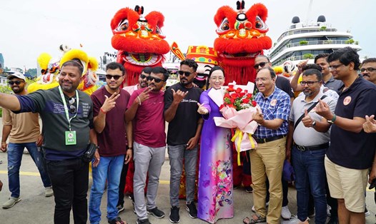 Bà Nguyễn Huyền Anh - Giám đốc Sở Du lịch tỉnh Quảng Ninh - đón và tặng hoa cho đoàn du khách Ấn Độ tại Cảng tàu khách quốc tế Hạ Long. Ảnh: Đoàn Hưng