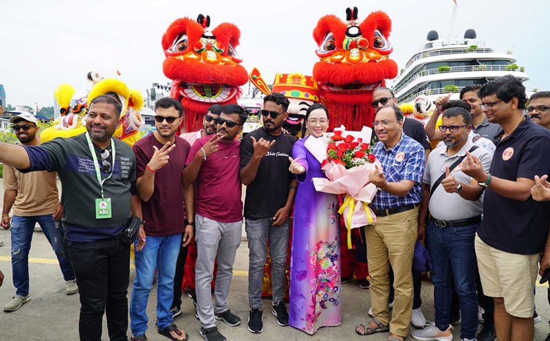 Ms. Nguyen Huyen Anh - Director of Quang Ninh Province Department of Tourism - welcomed and presented flowers to the Indian tourist group at Ha Long International Passenger Port. Photo: Doan Hung