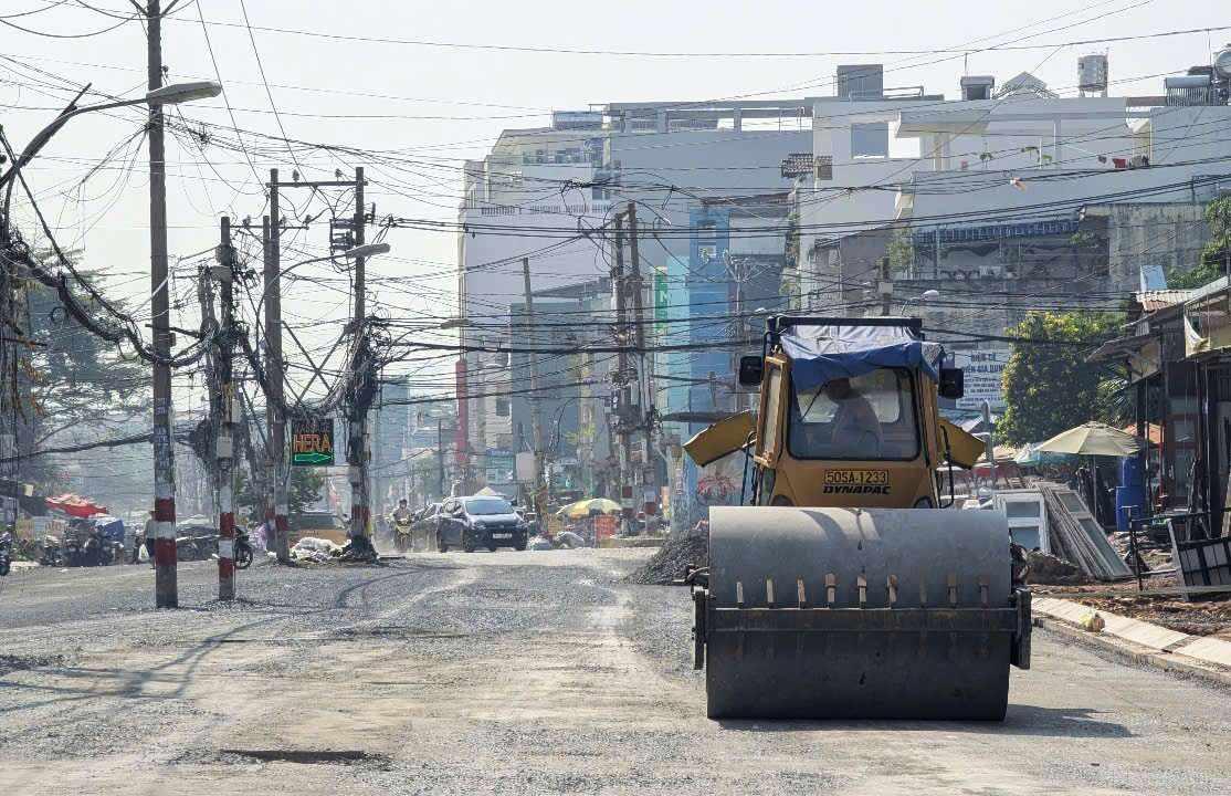 Construction of Duong Quang Ham Street expansion project (Go Vap district). Photo: Anh Tu