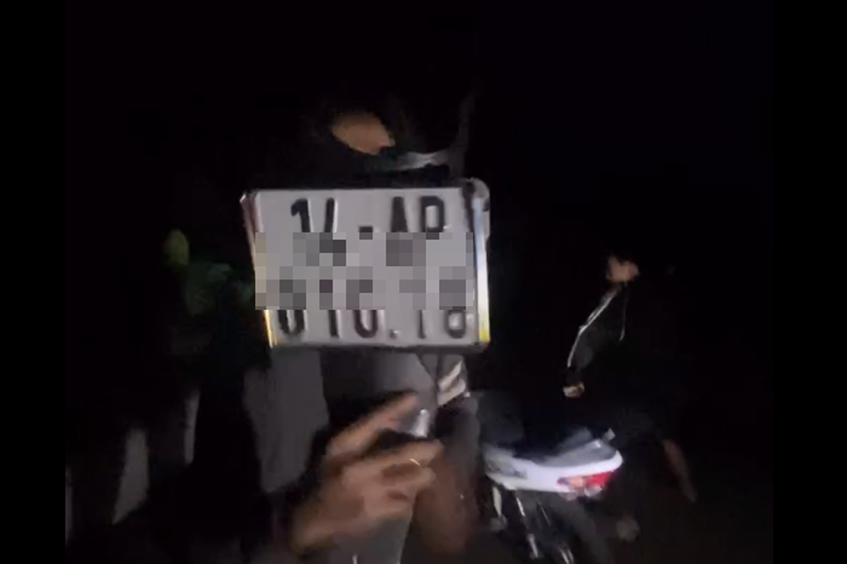 Các đối tượng đập phá xe, lấy biển kiểm soát xe của nạn nhân quay video khoe lên mạng xã hội. Ảnh: Công an Cẩm Phả