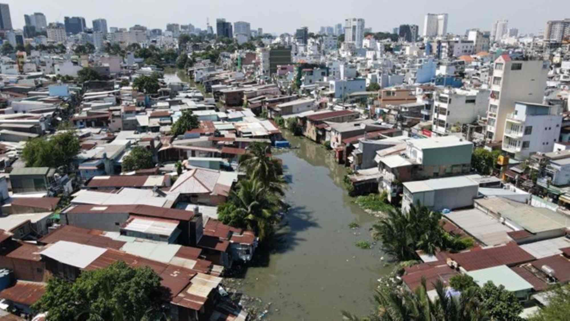 Ho Chi Minh City will clear more than 1,300 households to renovate Xuyen Tam canal. Photo: Ngoc Anh