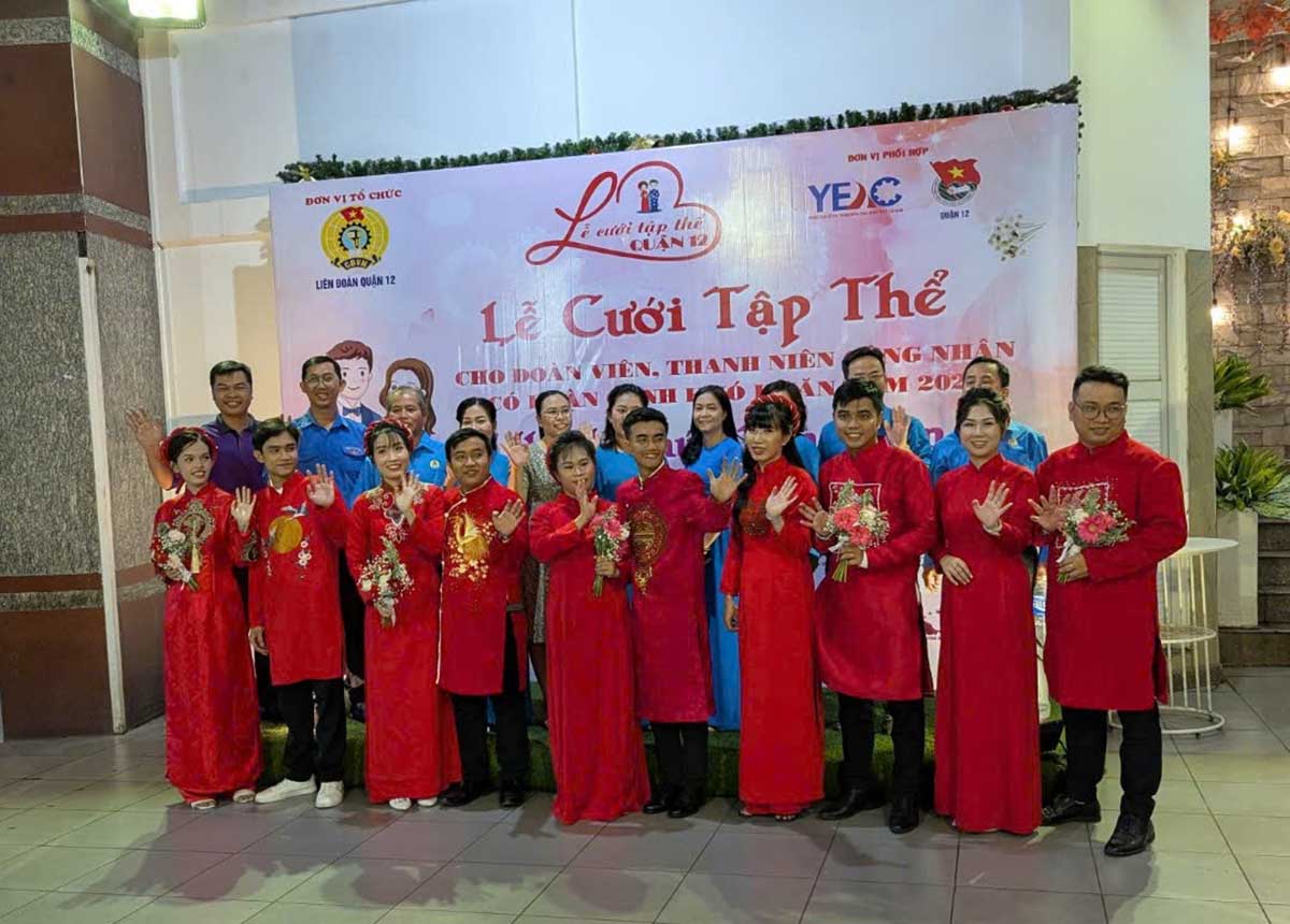 A mass wedding ceremony of 5 worker couples took place in District 12 on the evening of November 22. Photo: Anh Tu