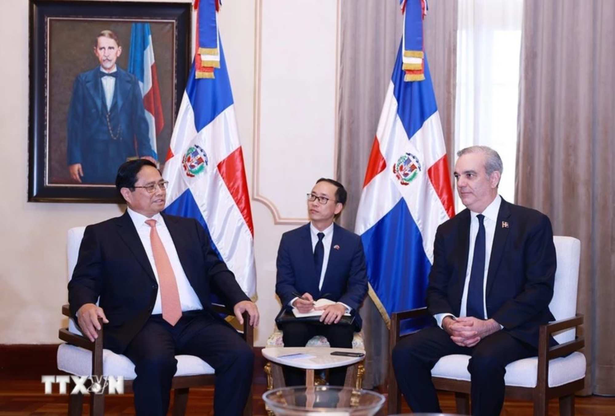 Politburo member and Prime Minister Pham Minh Chinh met with President of the Dominican Republic Luis Abinader Corona (right) before the talks. Photo: VNA