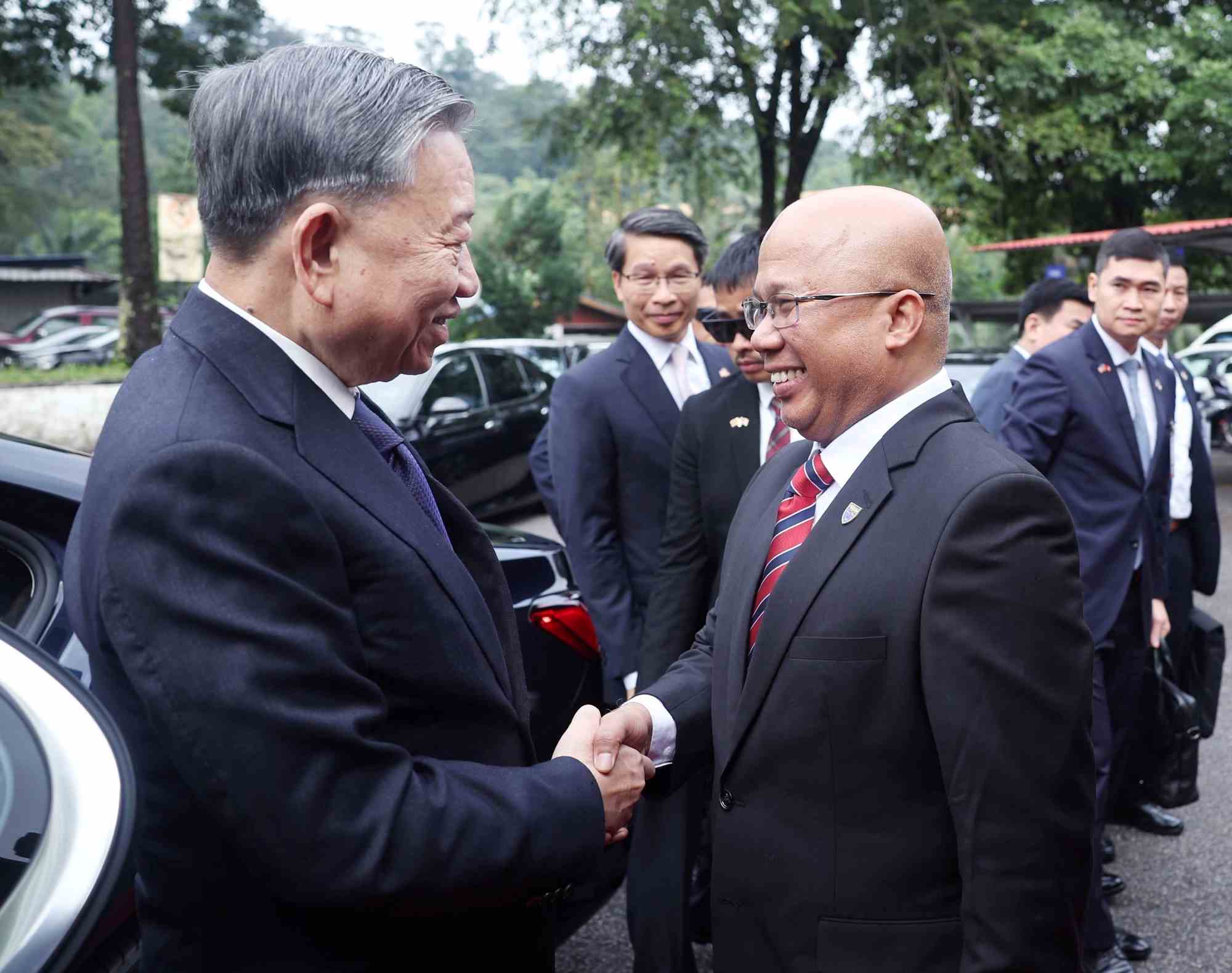 Leaders of the National University of Malaya welcome General Secretary To Lam. Photo: VNA