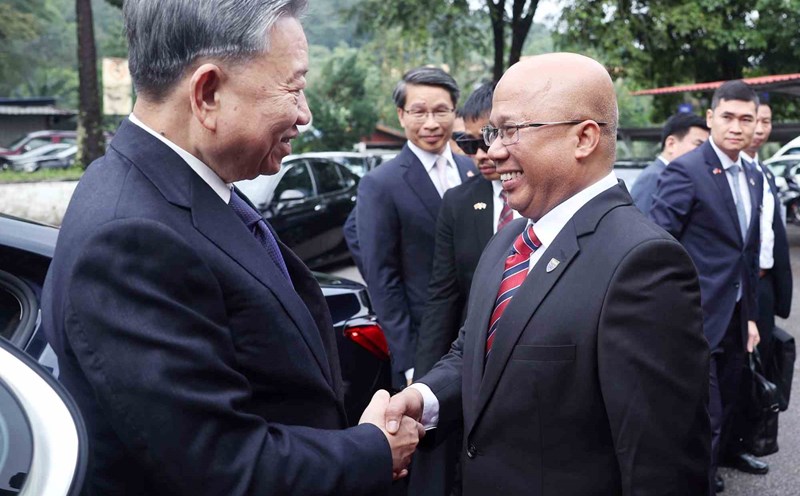 Leaders of the National University of Malaya welcome General Secretary To Lam. Photo: VNA