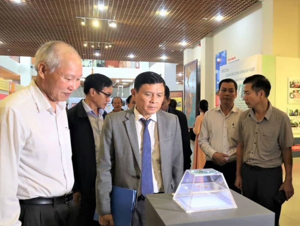 Standing Vice Chairman of Dak Lak Provincial People's Committee Nguyen Tuan Ha and delegates visited Thac Hai Rock Drill Collection. Photo: Bao Trung