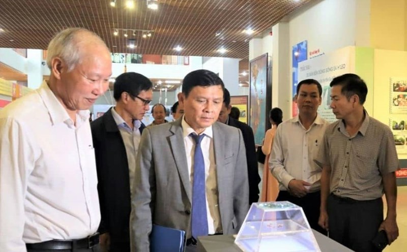 Standing Vice Chairman of Dak Lak Provincial People's Committee Nguyen Tuan Ha and delegates visited Thac Hai Rock Drill Collection. Photo: Bao Trung