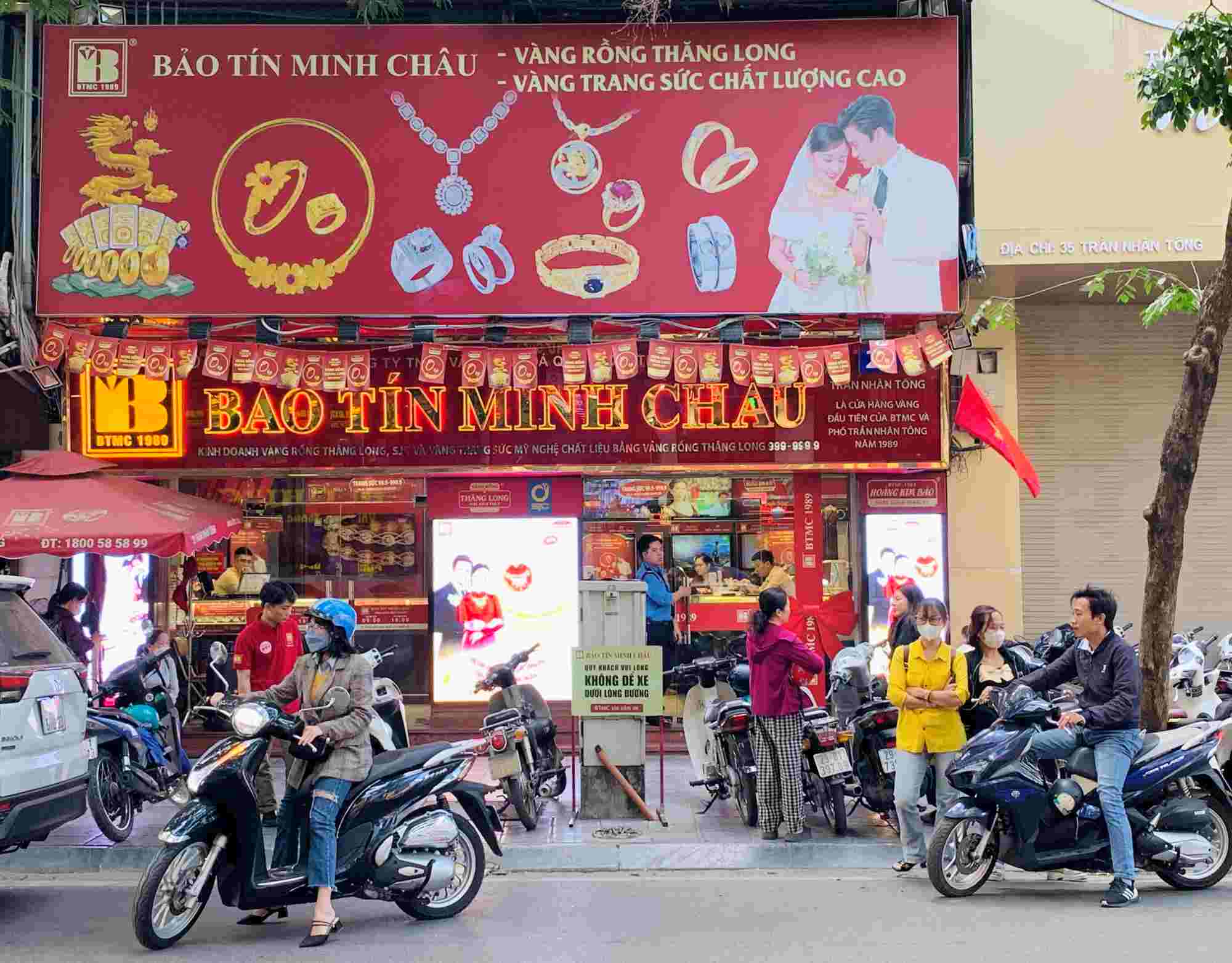 Many stores limit the number of gold ring transactions, making this item scarce. Photo taken on November 22 in Hanoi. Photo: Phan Anh