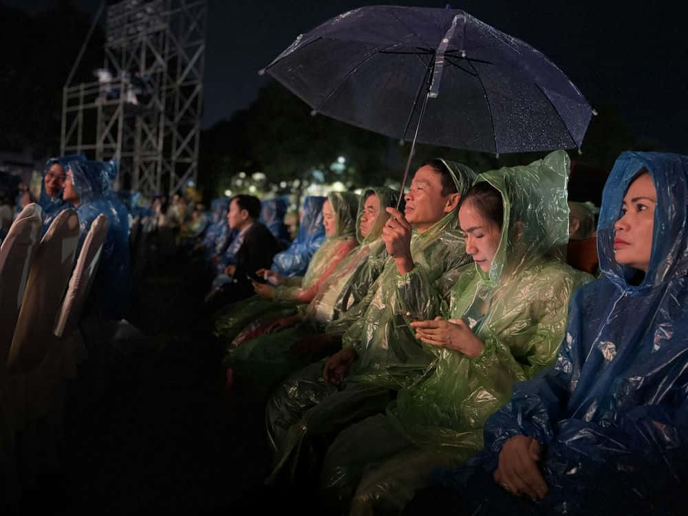 Ong Tran Minh Chau - Pho Chu tich UBND huyen Krong Nang cam du che mua du le ky niem. Anh: Bao Trung 