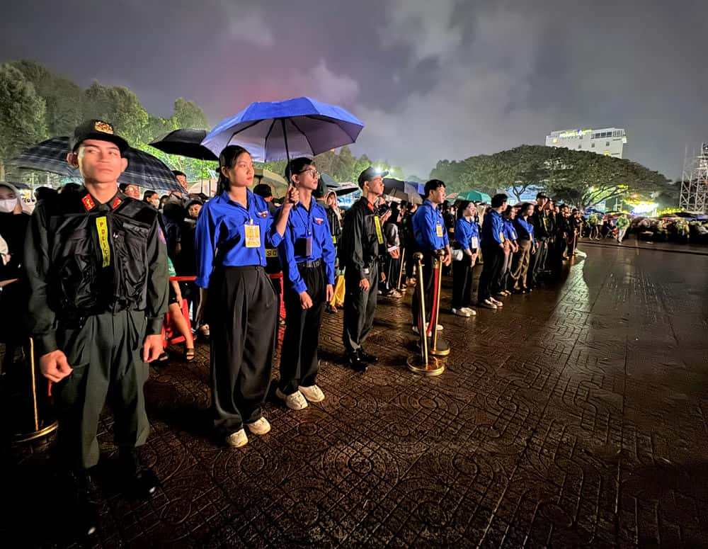 The 120th anniversary of Dak Lak province's founding took place in heavy rain. Photo: Bao Trung