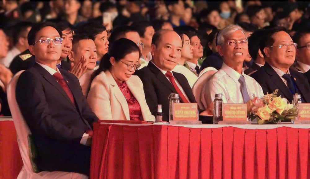 Lanh dao Tinh uy, UBND tinh Dak Lak tham du. Anh: Bao Trung 