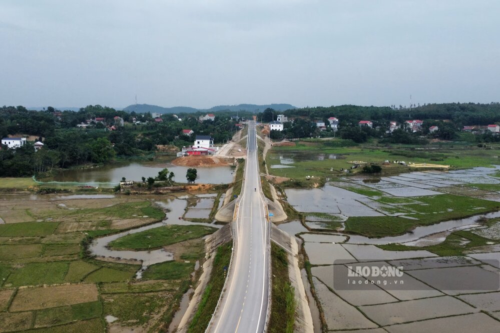 Toàn cảnh tuyến đường liên vùng đoạn qua địa phận xã Yên Dưỡng, huyện Cẩm Khê (đoạn giao với Tỉnh lộ 313C). Ảnh: Tô Công.