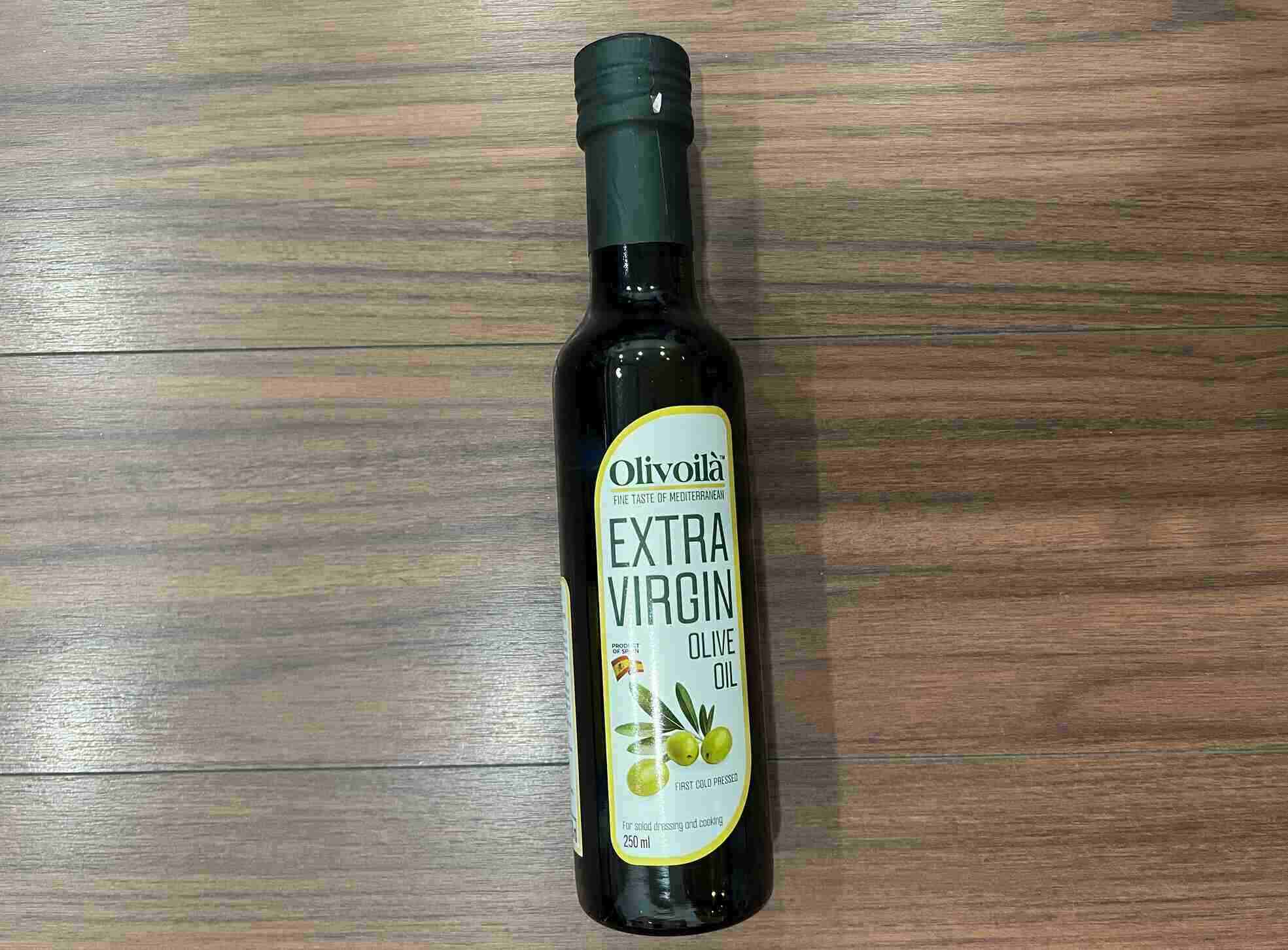 Use olive oil, especially extra virgin olive oil, in your diet to help reduce uric acid. Photo: Kieu Vu