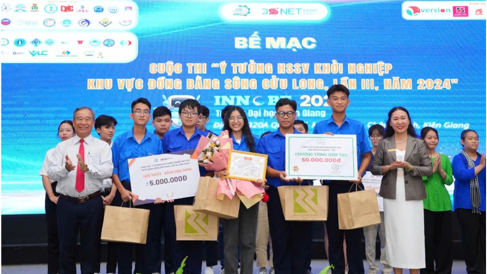 First prize awarded to student board startup idea. Photo: Ngoc Mai