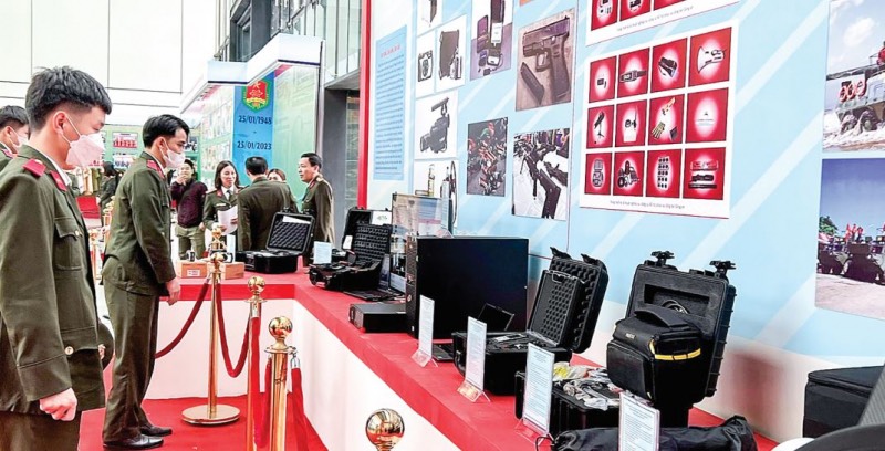 The Ministry of Public Security is drafting a Circular regulating the management of scientific and technological information activities of the Public Security Forces. Illustration photo: Nhat Nam