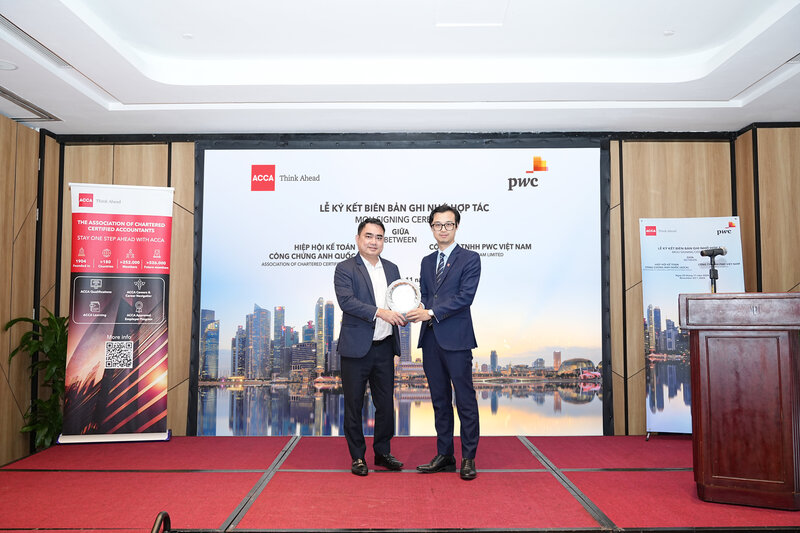 Signing ceremony of the Memorandum of Understanding between ACCA and PwC. Photo: Organizing Committee.