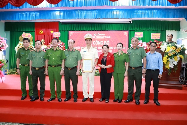 Colonel Bui Duc An (in white shirt) was proposed to be awarded the Third Class Military Exploit Medal. Photo: Soc Trang Provincial Police