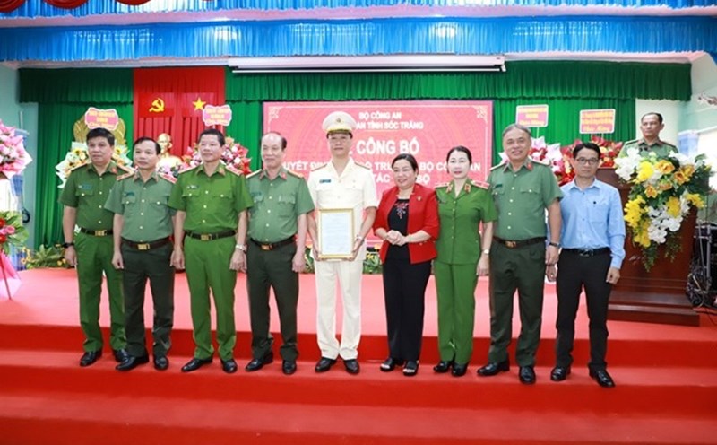Colonel Bui Duc An (in white shirt) was proposed to be awarded the Third Class Military Exploit Medal. Photo: Soc Trang Provincial Police