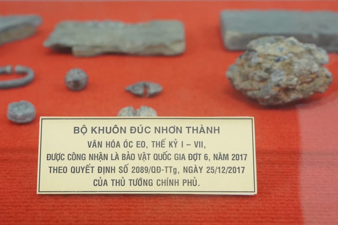 Trong do, bo khuon duc Nhon Thanh la bao vat quoc gia dau tien cua TP Can Tho, duoc Thu tuong Chinh phu quyet dinh cong nhan ngay 25.12.2017. Day la mot sang che tieu bieu cua nghe kim hoan - dai dien cho nganh thu cong nghiep ban dia von rat phat trien trong thoi ky van hoa Oc Eo.  