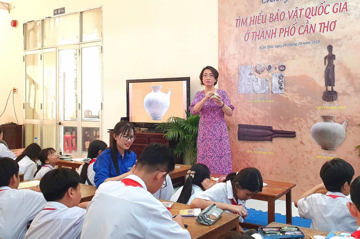 Co Nguyen Le Thu Thuan – Hieu truong Truong THCS Tran Hung Dao, quan Ninh Kieu – nhan dinh, dieu hay va dac biet o day la hoc sinh duoc hoc trong khong gian lich su cung voi giao vien nha truong va can bo bao tang la nhung nguoi co kien thuc sau sac ve di san van hoa, dac biet la cac bao vat quoc gia o dia phuong, giup cac em hoc sinh duoc tiep thu kien thuc sau rong hon.