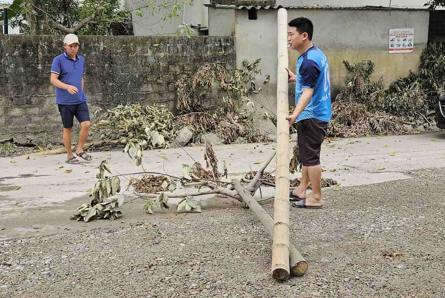 Residents of Vinh Khuong village (Yen Son commune, Tam Diep city) erected barricades to block the road, demanding that the mine owners remedy the environmental pollution and repair the road for the residents. Photo: Nguyen Truong