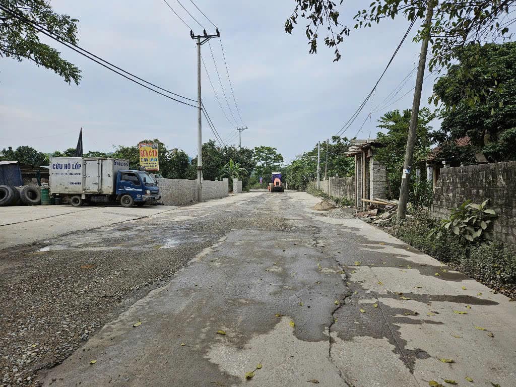 Tuyen duong dai khoang 1,3km qua thon Vinh Khuong dang duoc cac doanh nghiep khai thac mo tien hanh lam lai. Anh: Nguyen Truong