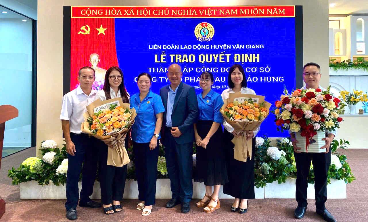 The Van Giang District Labor Federation (Hung Yen) held a ceremony to present the decision to establish a grassroots union and admit union members. Photo: Hung Yen Labor Union