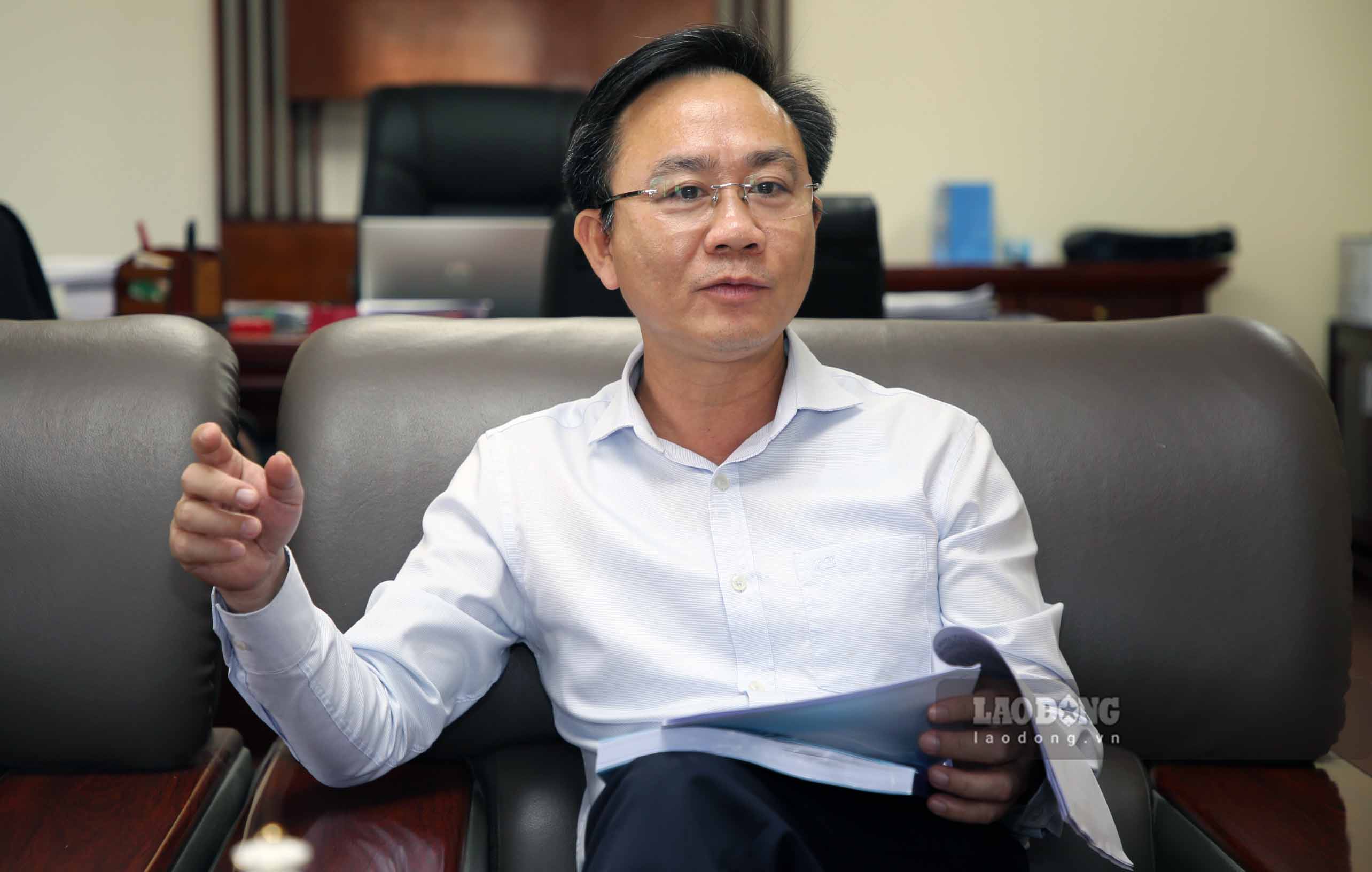 Vice Chairman of Quang Binh Provincial People's Committee Hoang Xuan Tan shares solutions to develop tourism in the low season. Photo: Cong Sang