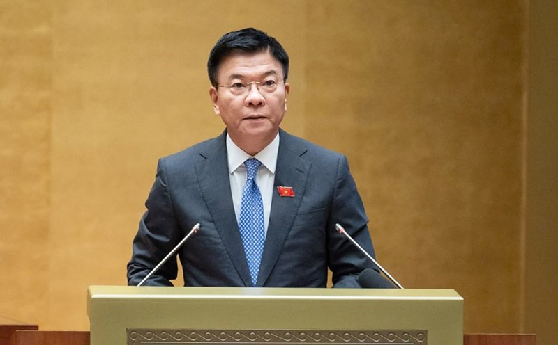 Deputy Prime Minister Le Thanh Long presented to the National Assembly a report on the draft Law on Digital Technology Industry, including digital assets and encrypted assets. Photo: Quochoi.vn