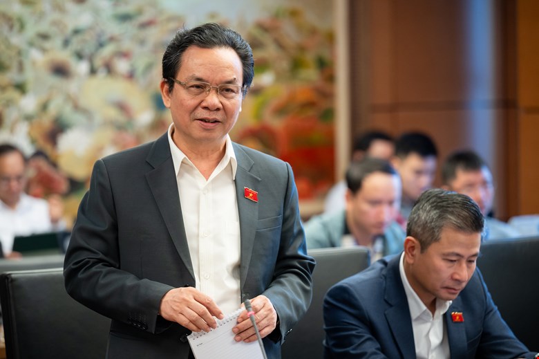 National Assembly delegate Hoang Van Cuong spoke about the unclear law leading to the collapse of some corporations and general companies without assigning responsibility. Photo: Pham Dong