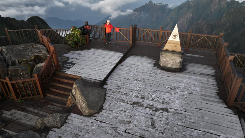 Low temperatures in the early morning cause a thin layer of ice to appear. Photo: Sa Pa Department of Culture and Information