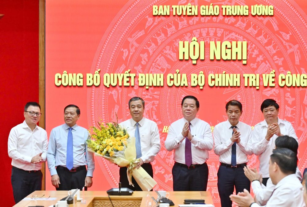 Head of the Central Propaganda Department Nguyen Trong Nghia and delegates presented flowers to congratulate Mr. Ngo Dong Hai. Photo: T.Vuong