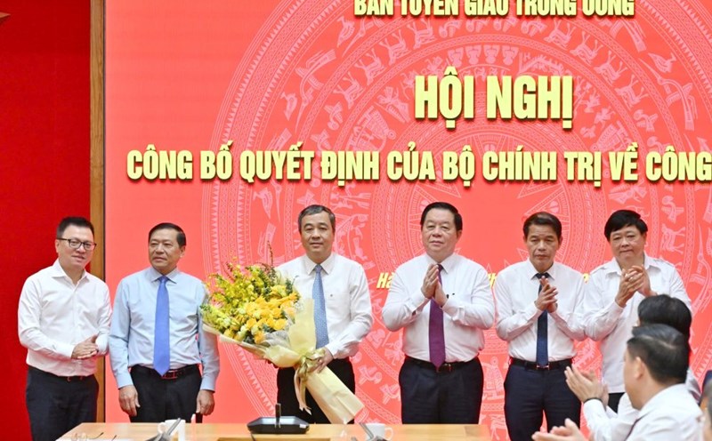 Head of the Central Propaganda Department Nguyen Trong Nghia and delegates presented flowers to congratulate Mr. Ngo Dong Hai. Photo: T.Vuong