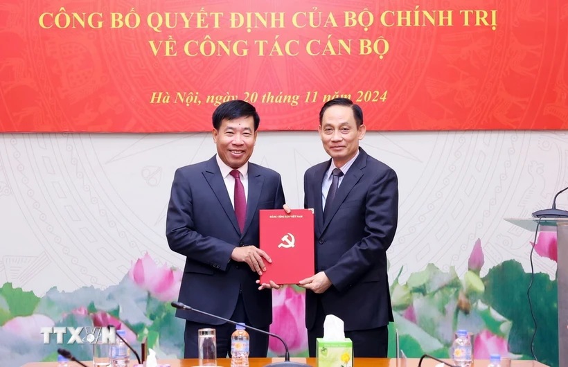 Truong Ban Doi ngoai Trung uong Le Hoai Trung trao Quyet dinh cua Bo Chinh tri phan cong ong Nguyen Manh Cuong giu chuc Pho Truong Ban Doi ngoai Trung uong. Anh: Pham Kien/TTXVN