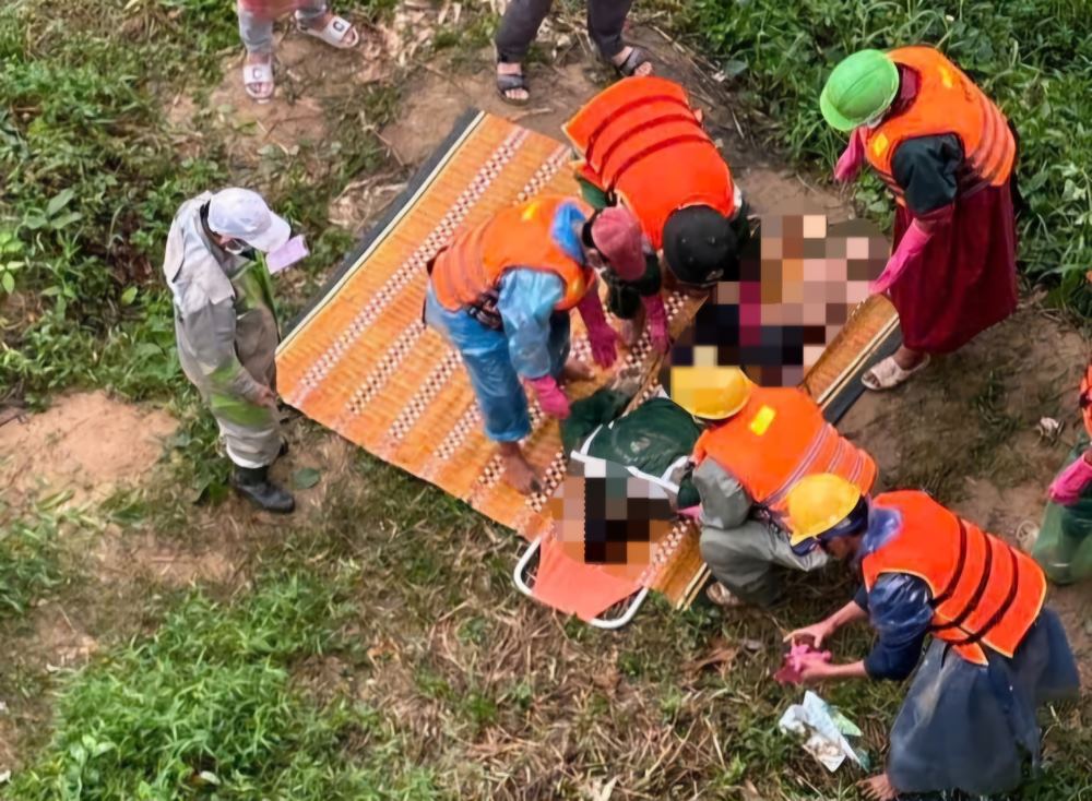 The victim's body was brought ashore. Photo: Hoang Nhat.