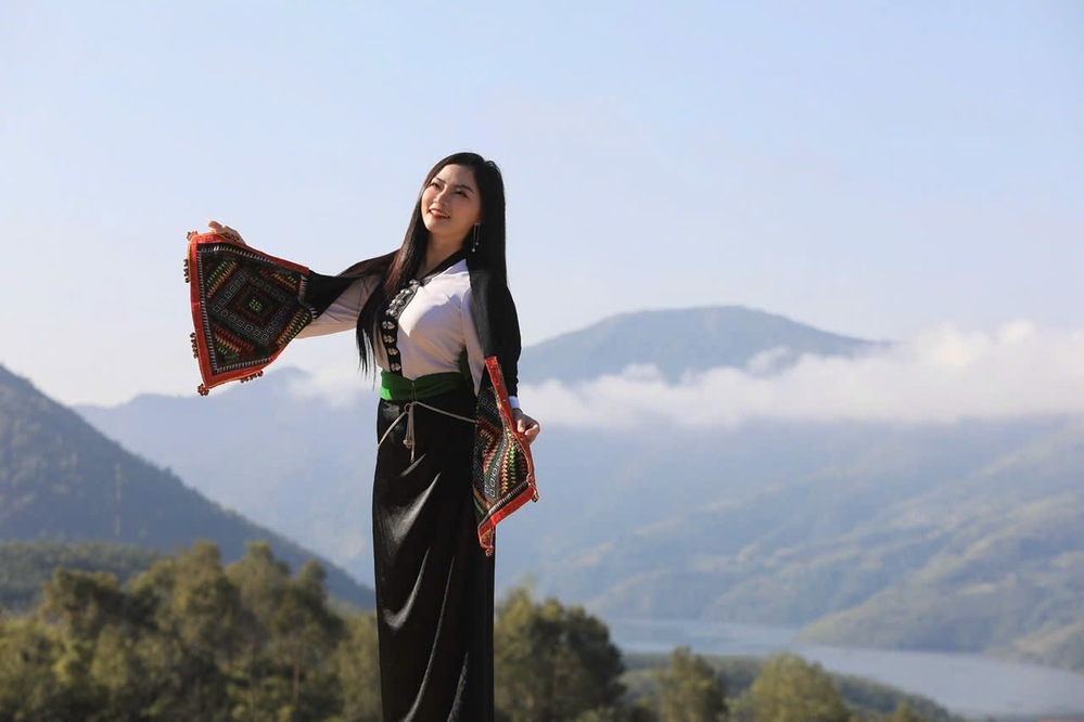 Singer Tran Thu Huong released a new MV "Anh co theo ve cung em Than Uyen". Photo: Interviewee