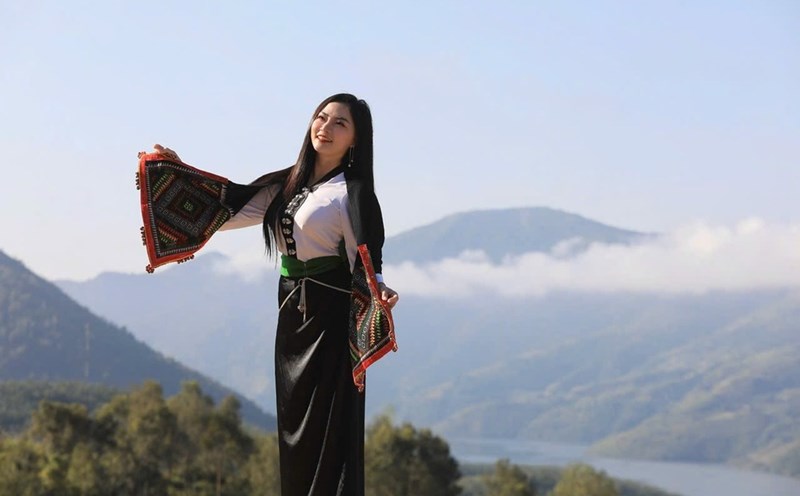 Singer Tran Thu Huong released a new MV "Anh co theo ve cung em Than Uyen". Photo: Interviewee