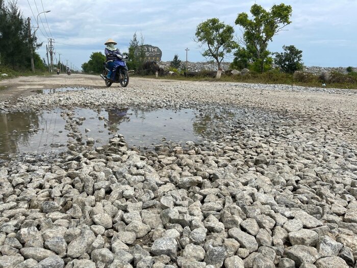 Many roads in Dung Quat Economic Zone, Quang Ngai Province - are seriously degraded. Allocating capital to repair and upgrade traffic infrastructure in this economic zone is very necessary. Photo: Vien Nguyen