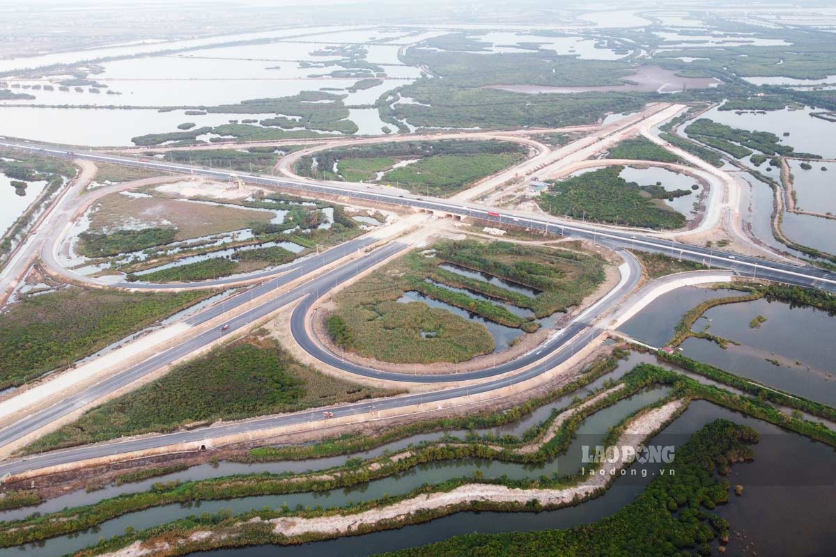 Panoramic view of Dam Nha Mac Intersection, at Km20+50 of Hai Phong - Mong Cai Expressway (section through Quang Yen Town, Quang Ninh Province) with an area of ​​83.4 hectares. Photo: Doan Hung