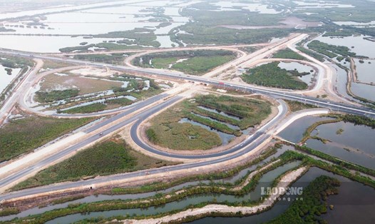 Toàn cảnh Nút giao Đầm Nhà Mạc, tại Km20+50 cao tốc Hải Phòng - Móng Cái (đoạn qua địa phận TX Quảng Yên, tỉnh Quảng Ninh) rộng 83,4ha. Ảnh: Đoàn Hưng