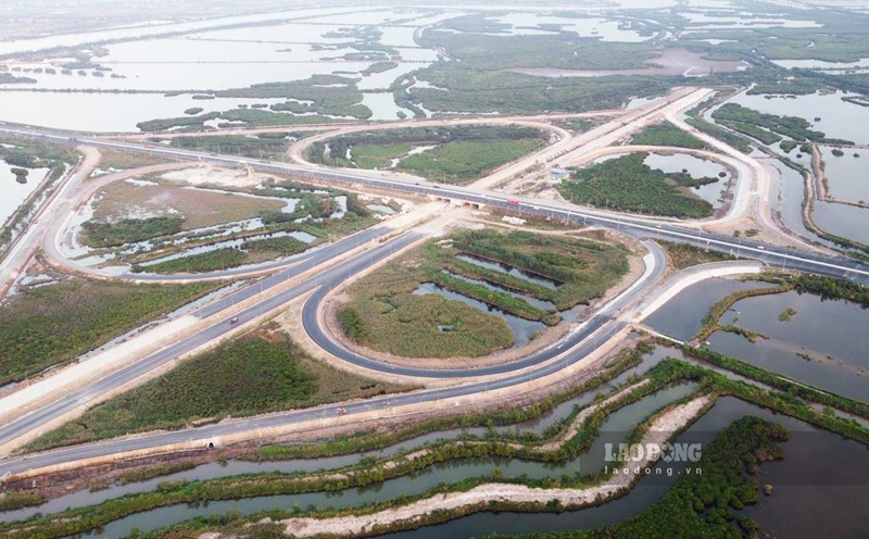 Panoramic view of Dam Nha Mac Intersection, at Km20+50 of Hai Phong - Mong Cai Expressway (section through Quang Yen Town, Quang Ninh Province) with an area of 83.4 hectares. Photo: Doan Hung