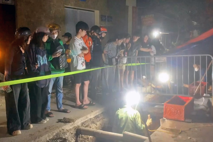 Overnight gathering of more than 100 newly discovered skeletons in Hanoi