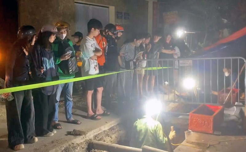 Overnight gathering of more than 100 newly discovered skeletons in Hanoi