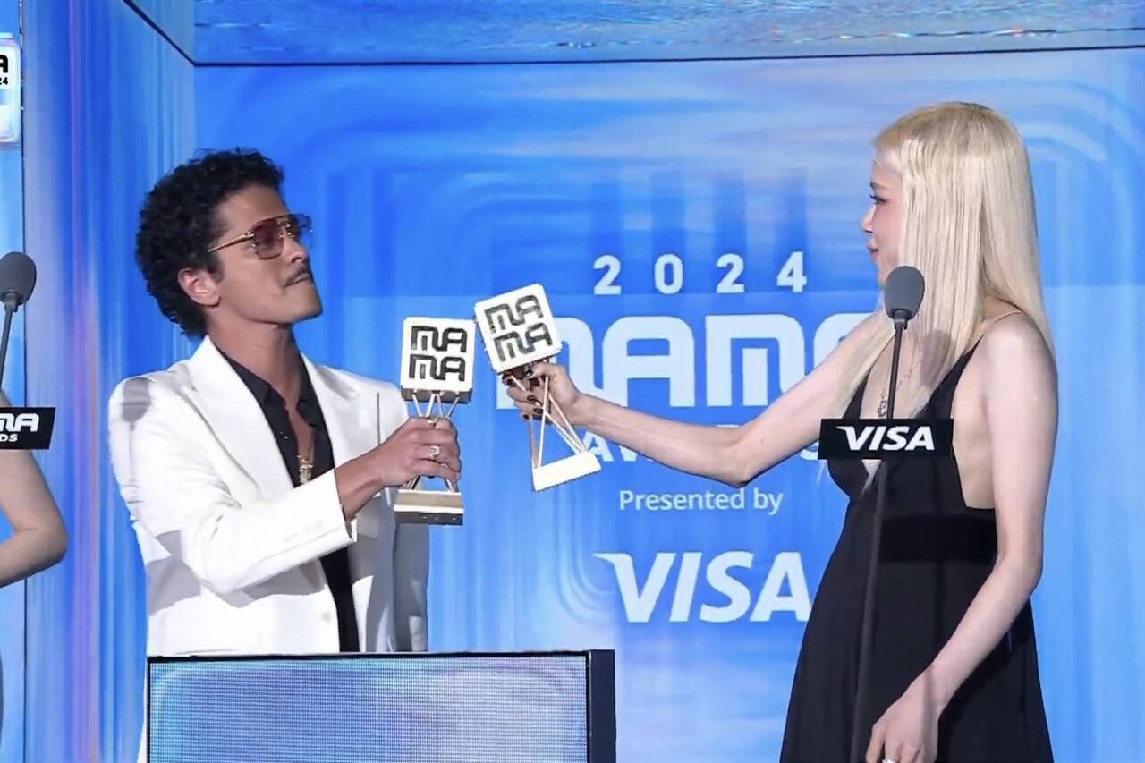 Bruno Mars and Blackpink's Rose received the Global Sensation award at MAMA 2024. Photo: MAMA