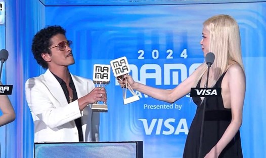 Bruno Mars và Rosé Blackpink nhận giải Global Sensation tại MAMA 2024. Ảnh: MAMA